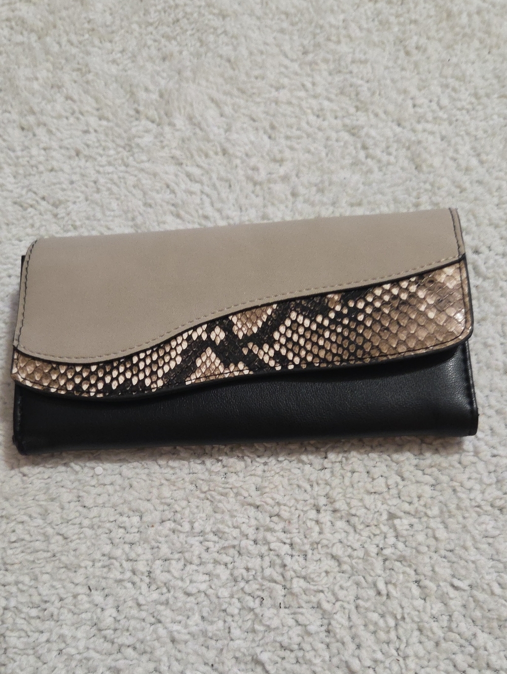 WOMANS SNAKE PRINT AND BLACK TRIFOLD WALLET